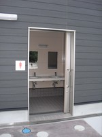 Medium_01　女性用トイレ入口
